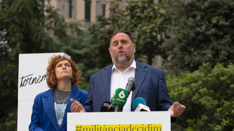 El expresidente de ERC y candidato a la reelección, Oriol Junqueras (d), acompañado la líder de los republicanos en el Ayuntamiento de Barcelona, Elisenda Alamany. Foto: EFE