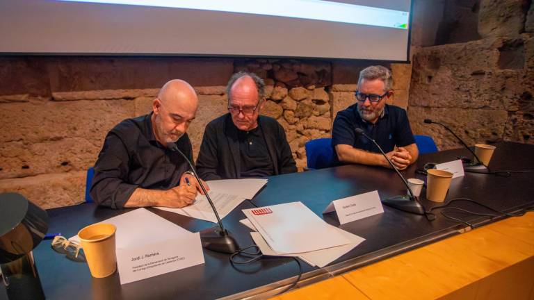 Esta mañana, el presidente del COAC Tarragona, Jordi Romera, el decano del COAC, Guillem Costa, y el presidente del Port, Saül Garreta, firmando el acuerdo. Foto: Marc Bosch