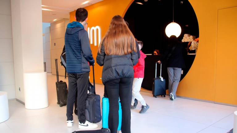 Turistas llegan a un hotel de Salou. Foto: ACN