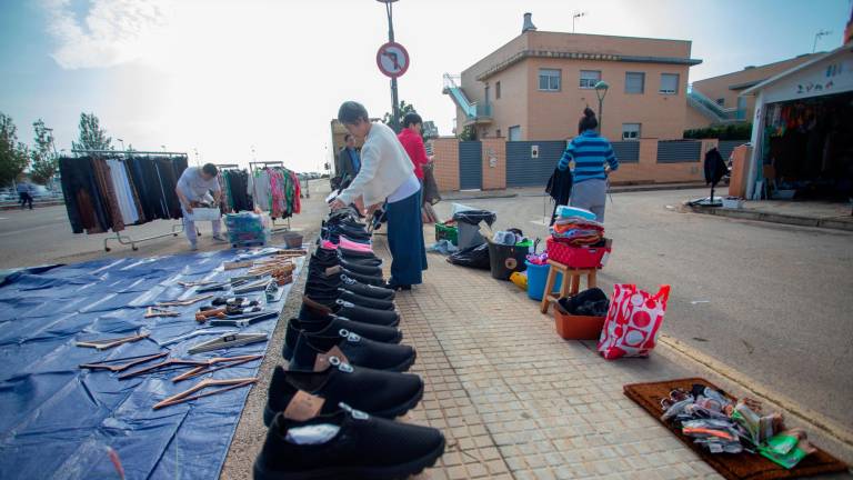 Los propietarios de una tienda limpiando los productos. Foto: Marc Bosch