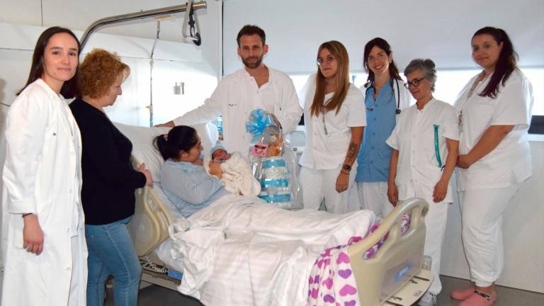 $!El pequeño ha recibido un pastel de pañales gentileza de La Fira Centre Comercial. Foto: Cedida