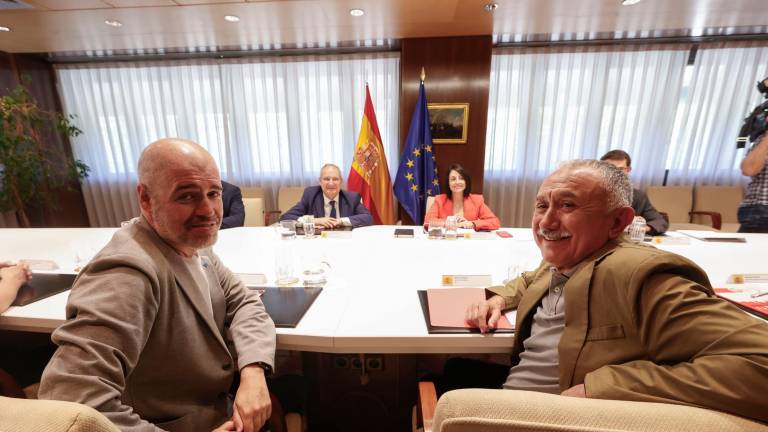 El ministro Jordi Hereu (al fondo), junto a los secretarios generales de CCOO, Unai Sordo (izquierda) y de UGT, Pepe Álvarez. Foto: EFE