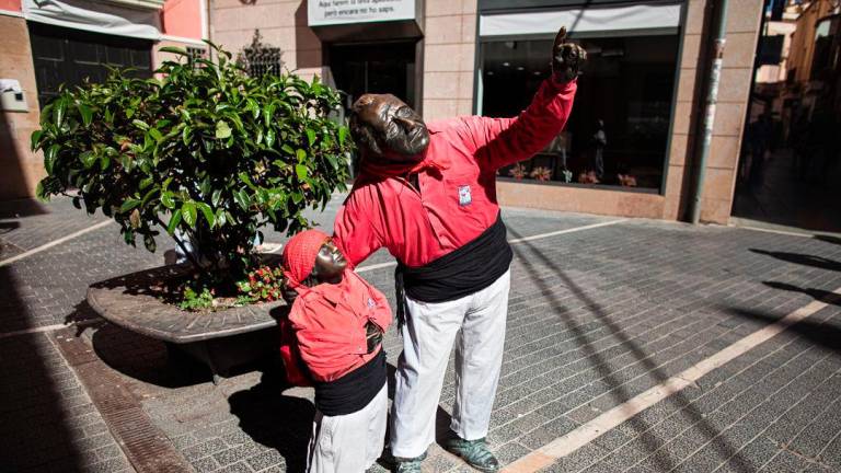 La escultura de l’Avi i la neta con la camisa de los Nens del Vendrell.