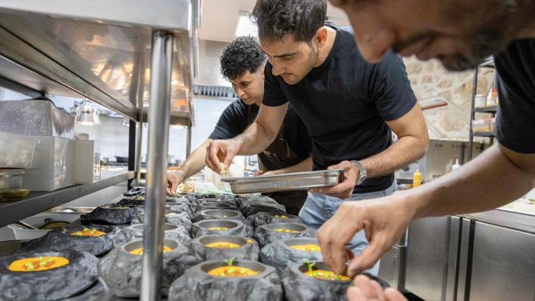 El chef de El Terrat, Moha Quach, elabora una cena de aprovechamiento. FOTO: Àngel Ullate