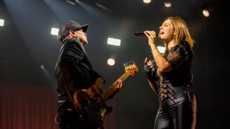 Leyre Martínez entonando las primeras canciones en el recinto de la San Miguel Tarraco Arena, esta noche de viernes. Foto: Marc Bosch