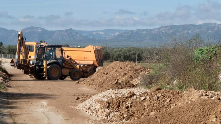 Máquinas excavadoras trabajando ayer por la mañana en reparar los daños de caminos en Els Valentins, Ulldecona. foto:j. revillas