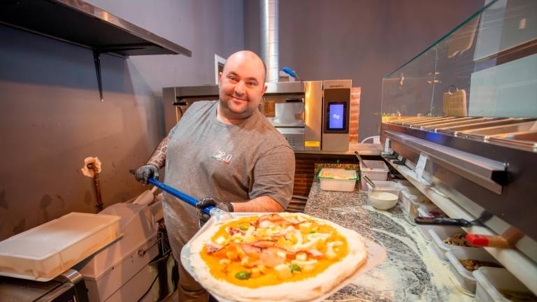 El pizzaiolo Matteo Grippo, ayer durante el servicio de mediodía, en su restaurante de la calle Smith. Foto: Marc Bosch