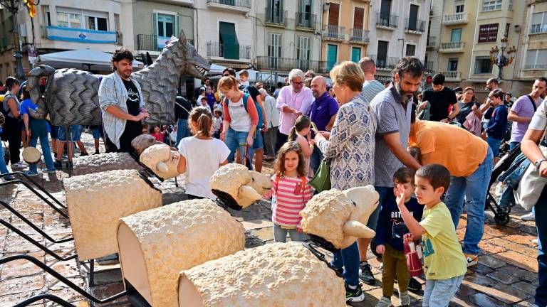 Les singulars ovelles del ball de Pere i la Lloba, amb el Curiós moviment dels seus caps, criden l’atenció de la canalla. Foto: Alfredo González