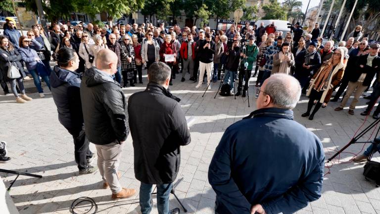 Concentració davant l’Ajuntament de la Ràpita. Foto: Joan Revillas