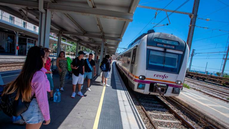 Los usuarios del tren de Tarragona piden mejoras en el servicio de Regionals. foto: marc bosch