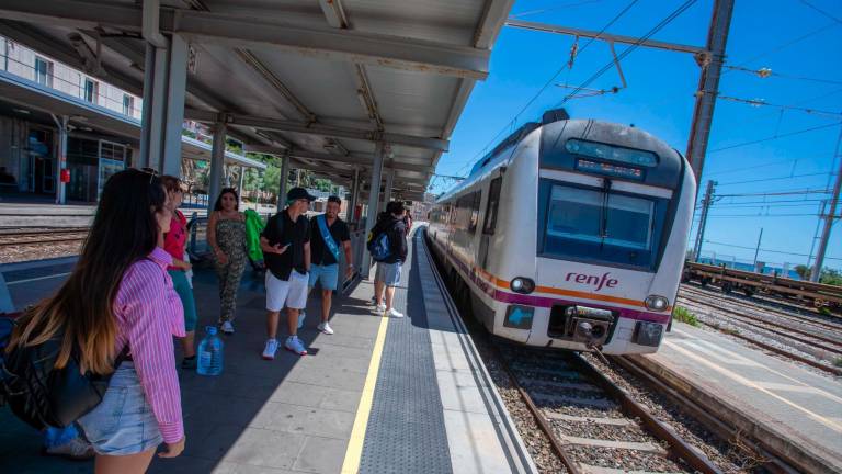 Un tren en la estación en Tarragona. Foto: Marc Bosch