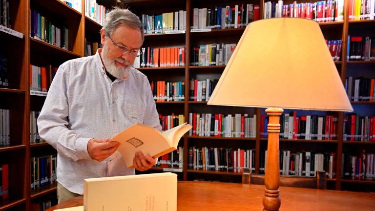 Josep M. Casanoves, de l’Associació d’Estudis Reusencs, amb llibres a digitalitzar al CdL. Foto: A. González