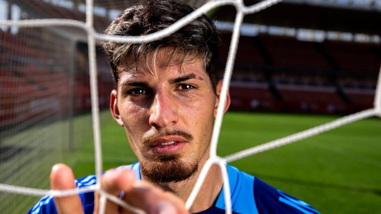 Álex Jiménez posa para el Diari tras el entrenamiento del miércoles. Foto: Àngel Ullate