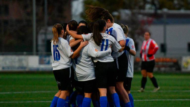 Las jugadoras del Reus celebran uno de los goles. Foto: Xavi Guix