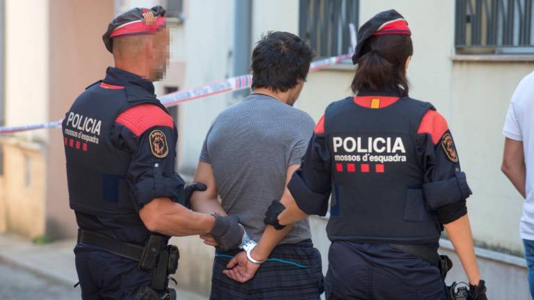 $!Agentes del cuerpo de Mossos d’Esquadra detienen a un responsable de un cultivo de droga. Foto: Joan Revillas