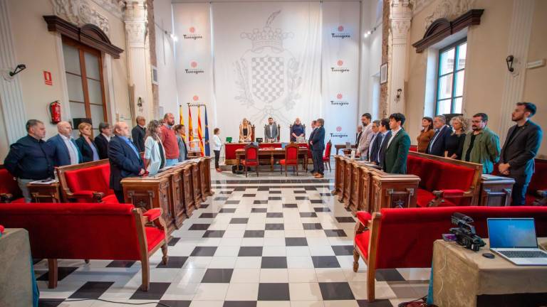 El pleno empezó con un minuto de silencio en recuerdo al periodista Agustí Forné. Foto: Marc Bosch