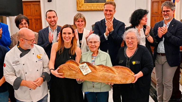 $!Misericòrdia Virgili sardà, de 84 anys, recollint el pa del Forn Sistaré de 8 quilos. FOTO: Alfredo González