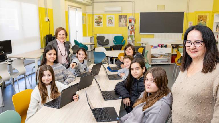 Estudiantes del Institut Marta Mata, de Salou, con la directora, Carme Moreno, y la profesora responsable del proyecto Etwinning galardonado, Dolors Virgili.Foto: Àngel Ullate