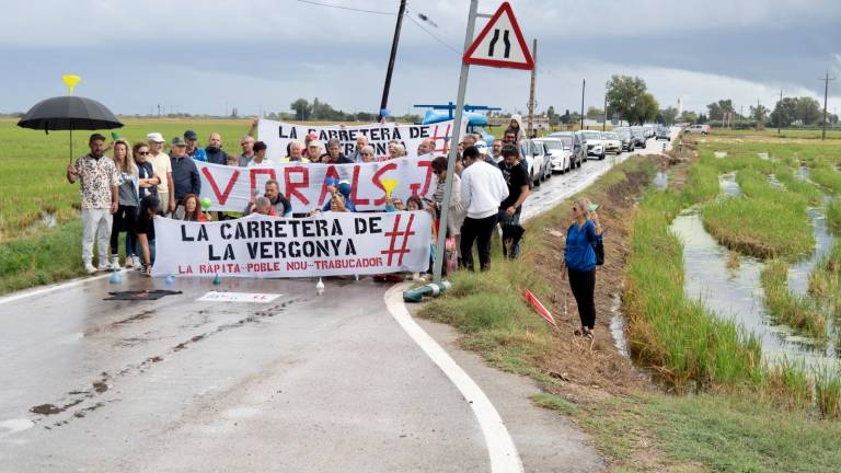 Els manifestants han desplegat pancartes al punt on la via fa embut. Foto: J. Revillas