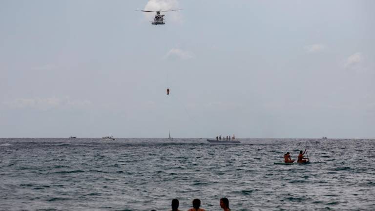 El helicóptero y la embarcación de rescate sorprendieron a decenas de bañistas de la Paella. Foto: Marc Bosch