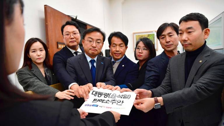 Legisladores del principal partido opositor, el Partido Democrático, junto con otros partidos minoritarios de la oposición, presentan un proyecto de ley para destituir al presidente Yoon Suk Yeol en la oficina de proyectos de ley de la Asamblea Nacional en Seúl, Corea del Sur, el 4 de diciembre de 2024. Foto: EFE