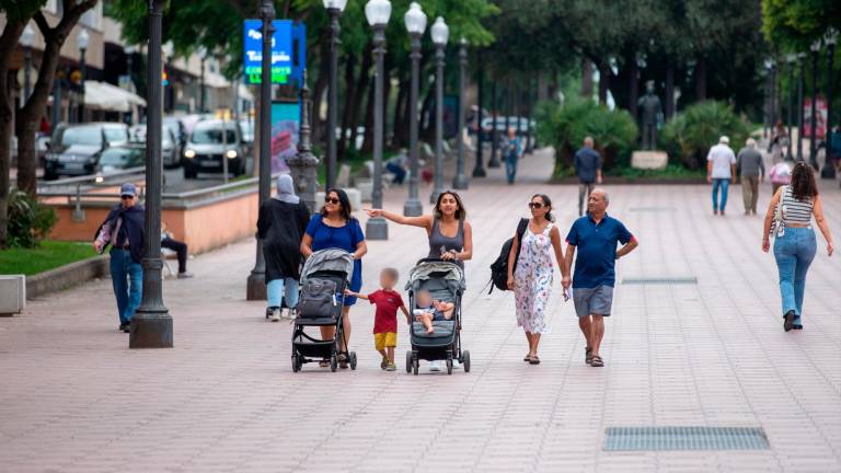 Un grupo de personas con niños pequeños camina por la Rambla Lluís Companys de Tarragona. Foto: Marc Bosch