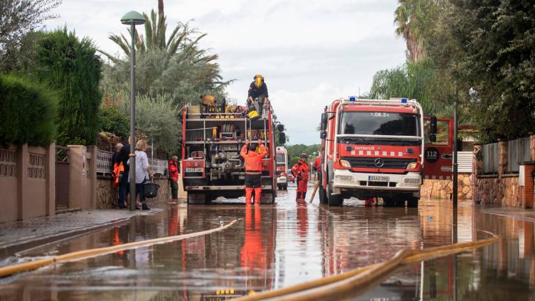 Bomberos, tras el paso de la anterior DANA por La Móra. Foto: Marc Bosch