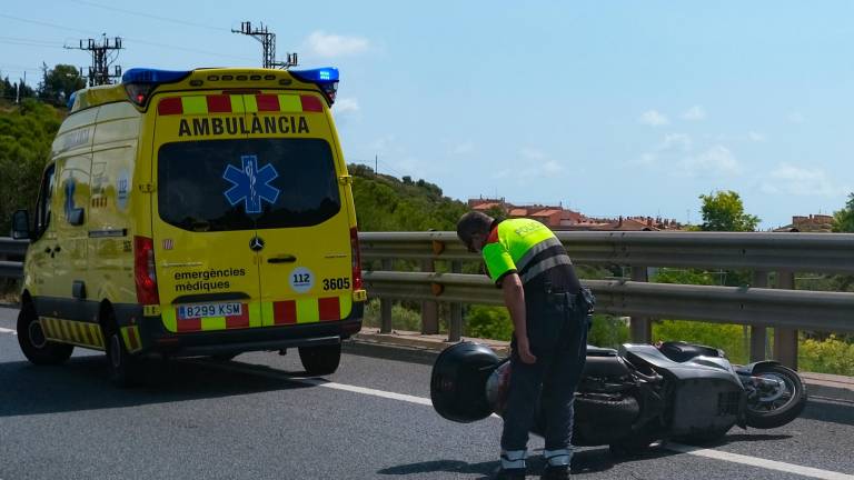 Imagen de archivo de un agente inspeccionando una motocicleta accidentada en la A-7. Foto: Fabián Acidres/DT