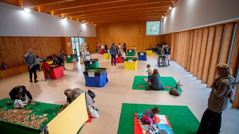 La actividad infantil de ayer se celebró en el gimnasio de la Escola La Portalada. foto: m.arc bosch