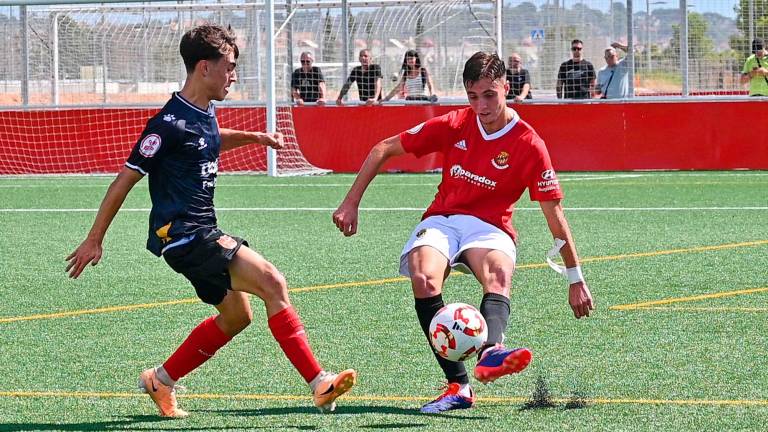 Guillem Barrés, central del Juvenil A del Nàstic, sirviendo un balón en largo ante la oposición rival. FOTO: Alfredo González