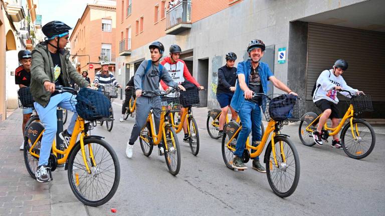 Una quincena de jóvenes, con sus profesoras, personal de Joventut y el asesoramiento de la Urbana salieron a las calles. Foto: Alfredo González