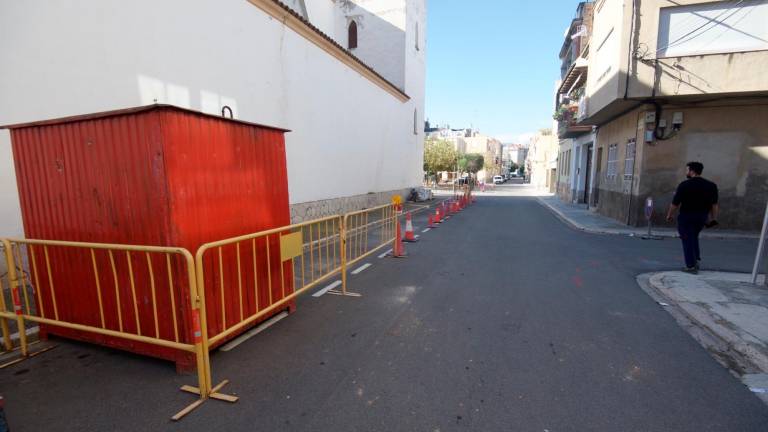 Renoven les voreres de carrers al barri de Remolins de Tortosa