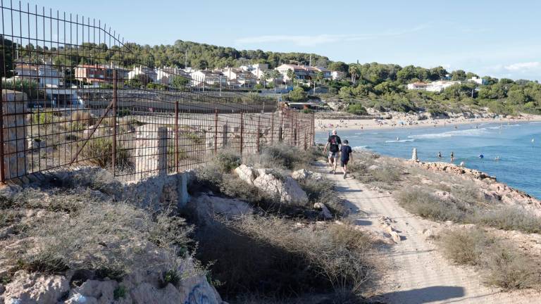 El camino de ronda que rodea la finca del preventorio de La Savinosa. Foto: Pere Ferré