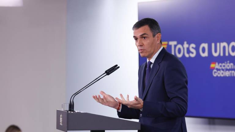 El presidente del Gobierno, Pedro Sánchez, comparece este lunes en rueda de prensa en el Palacio de la Moncloa, para informar de las nuevas medidas que aprueba el Consejo de Ministros para hacer frente a las consecuencias de la dana que afectó principalmente a la Comunitat Valenciana. Foto: EFE