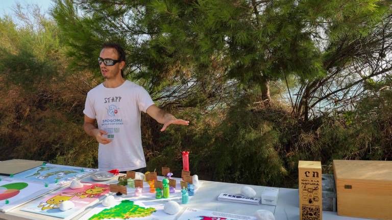 La Associació CEN sitúa un estand en la playa Llarga de Salou para realizar los talleres. foto: Àngel Ullate