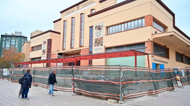 Los trabajos para generar una nueva plaza elevada y terrazas encajadas en la fachada principal se muestran avanzados. Foto: Alfredo González