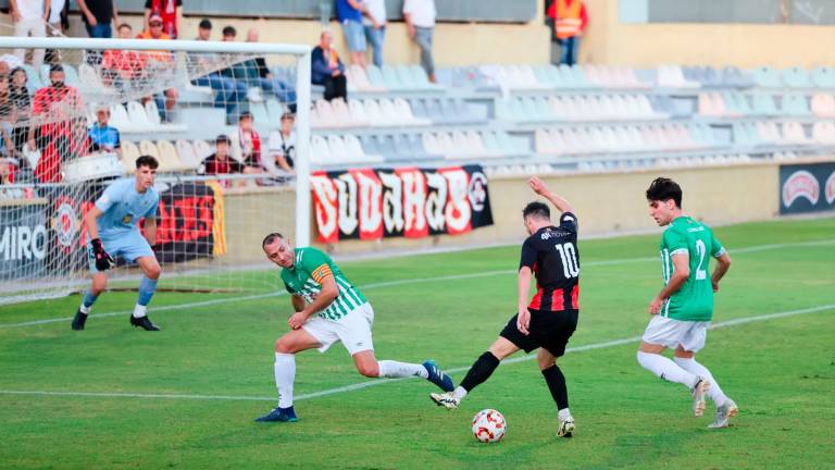 Ricardo Vaz controla el balón y encara en el interior del área del Peralada. Foto: Alba Mariné