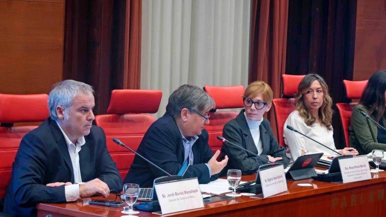 La presidenta de la CCMA, Rosa Romà; el director de Catalunya Ràdio, Jordi Borda; i el director de TV3, Sigfrid Gras, durant la comissió de la CCMA al Parlament. Foto: Cedida