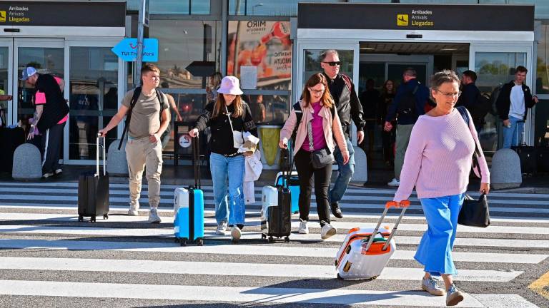 Viatgers a la zona de sortides de l’Aeroport de Reus, ahir. Foto: Alfredo González