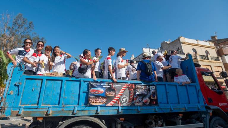 Passada edició de l’arribada del bou amb la participació de penyes i entitats, que dona inici a les festes majors. Foto: Joan Revillas