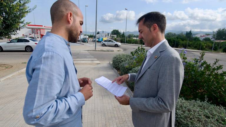 El regidor Víctor Grau i l’alcalde Jordi Jordan, mostrant els terrenys de la llar de Ferreries. foto: Joan Revillas