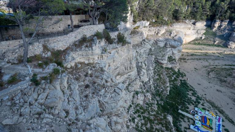 El complex del Molí de l’Abad, buit, amb el pantalà de patins aquàtics a terra. Foto: J. Revillas