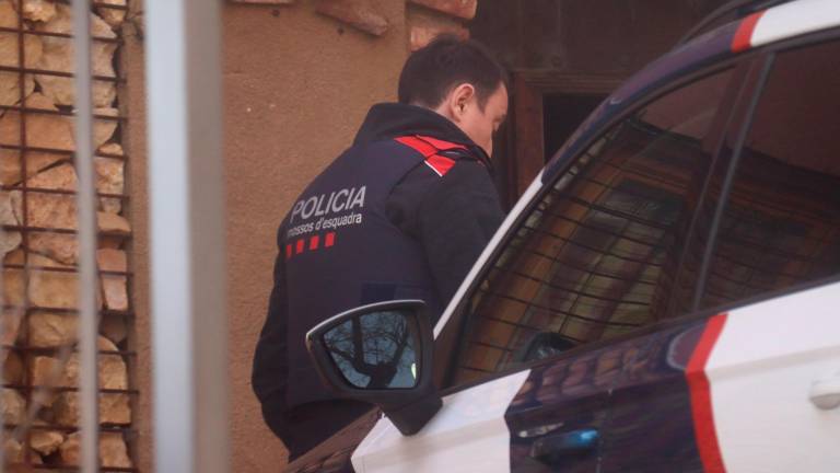 Los Mossos d’Esquadra registran la casa del presunto autor de la muerte de su pareja en la Morera de Montsant. Foto: ACN