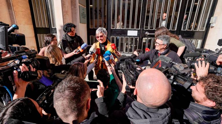 La abogada de la familia, Núria González, atiende a los medios de comunicación tras la declaración. Foto: Marc Bosch