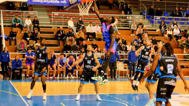 Ousmane Ndour, pívot del CBT, machacando a canasta ante los defensores del Sant Antoni. foto: angel ullate