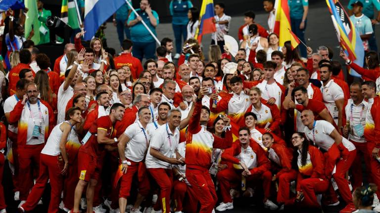 Los deportistas españoles, realizando uno de sus últimos selfies. Foto: EFE