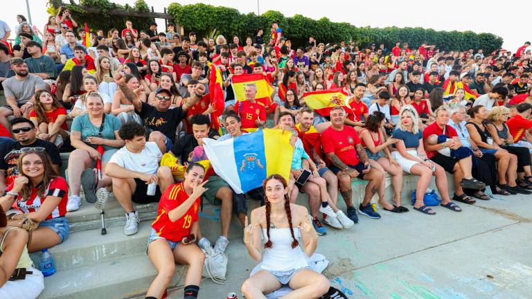 El Parc del Francolí se llenó de aficionados para seguir a la selección española en la final de la Eurocopa. foto: angel ullate