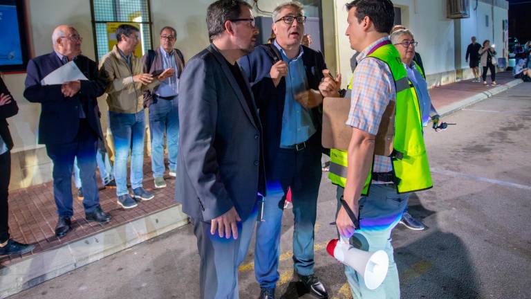 Raúl Blanco y Antonio Carmona con el jefe de línea. foto: Marc Bosch