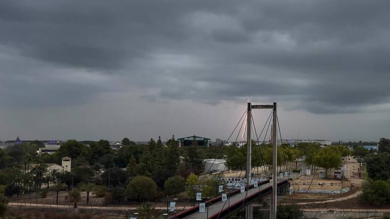 Un rayo cae ante la pasarela sobre el rio Sérpis en la ciudad de Gandía (Valencia). La Aemet ha establecido el aviso naranja para este miércoles por tormentas con probable granizo y rachas muy fuertes de viento en toda la provincia de Alicante y en el sur de Valencia. Foto: EFE