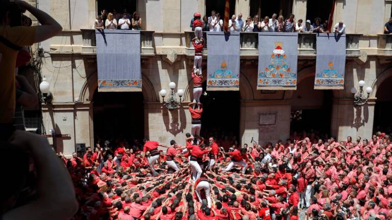 La Colla Joves descarrega el 4 de 8 amb pilar. Foto: Pere Ferré